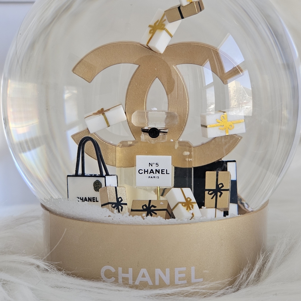 ⚜️ Chanel Snow Globe ⚜️ - Picture 3 of 4